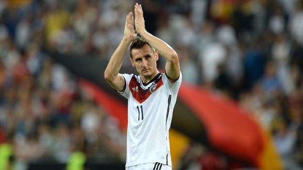 
                <strong>Miroslav Klose</strong><br>
                Miroslav Klose: Mit 23 Jahren Jahren wechselt Miroslav Klose von Kaiserslautern zu Werder Bremen. Dort entwickelt er sich zu einem der besten Stürmer Deutschlands, drei Jahre später spielt er für die Bayern. Dort erlangt das deutsche Kopfballwunder Weltklasseformat.
              