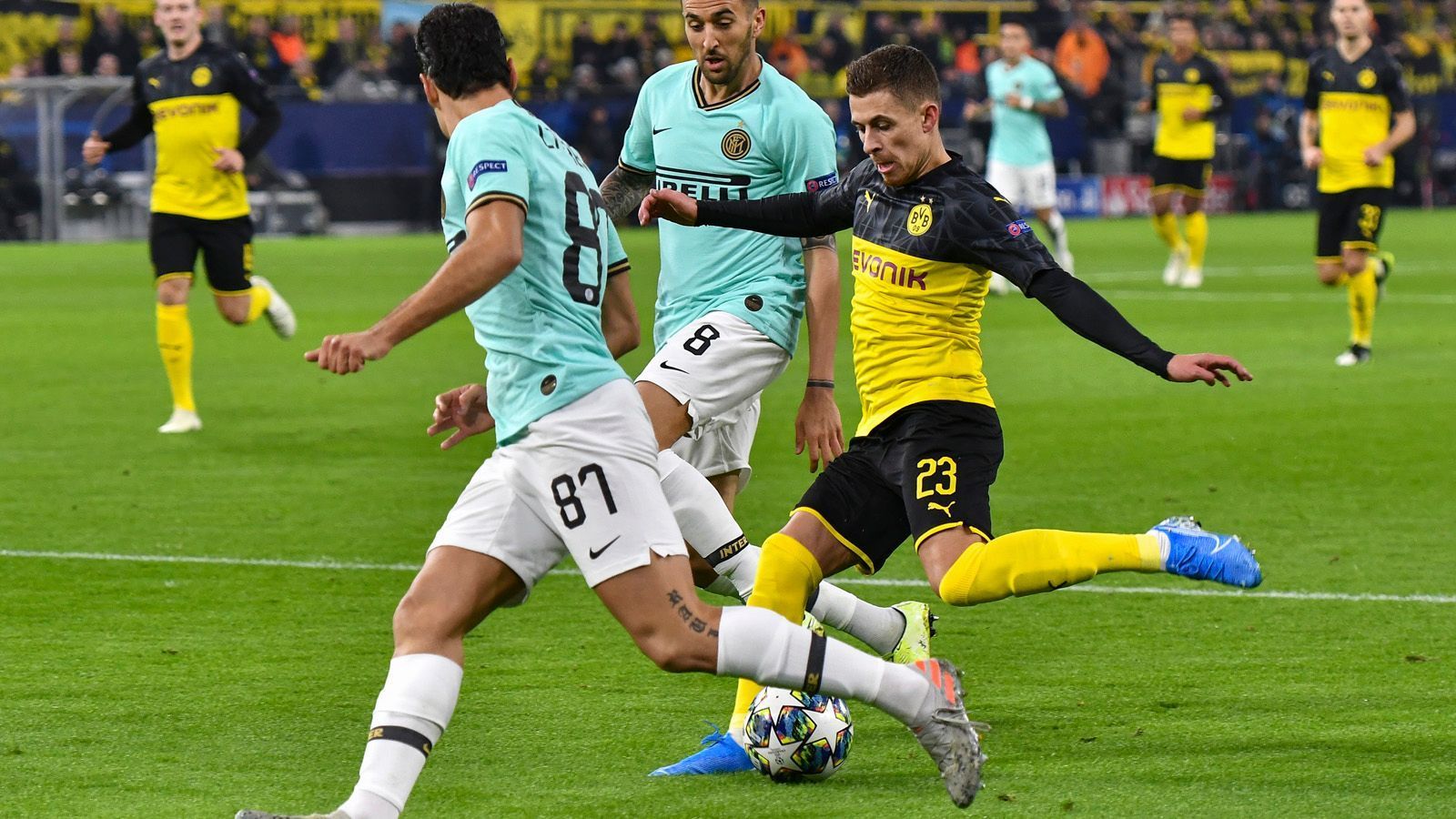 
                <strong>Thorgan Hazard</strong><br>
                Versucht es immer mit schnellen Vorstößen, findet aber zu selten die Lücken. Tut unter dem Strich zu wenig für das Offensivspiel. Ist in der zweiten Halbzeit viel aktiver und effektiver in seinen Aktionen. ran.de-Note: 2
              