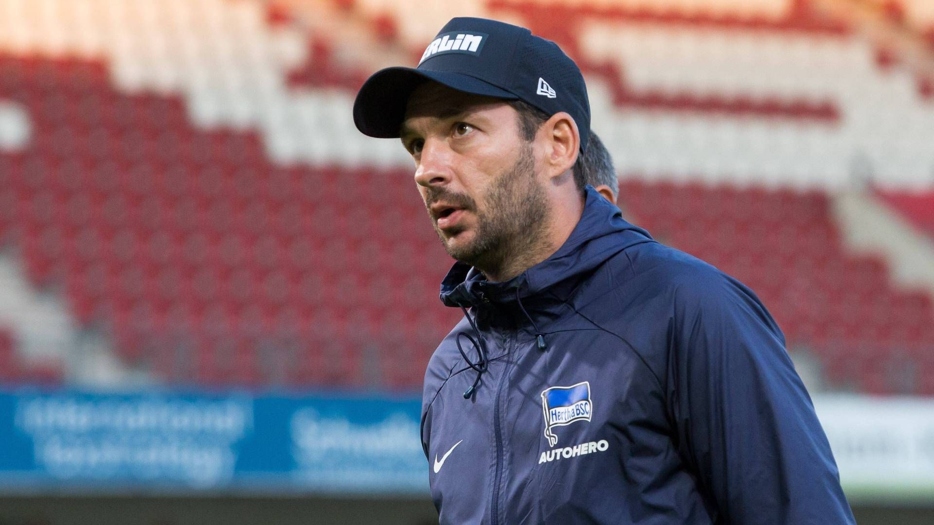 
                <strong>Juli 2022</strong><br>
                Hertha will die Seuchensaison hinter sich lassen und endlich in ruhigere Fahrwasser kommen. Das Traineramt für diese Mission wird Sandro Schwarz anvertraut. Von ihm erhofft sich Hertha erfolgreichen und attraktiven Fußball.
              