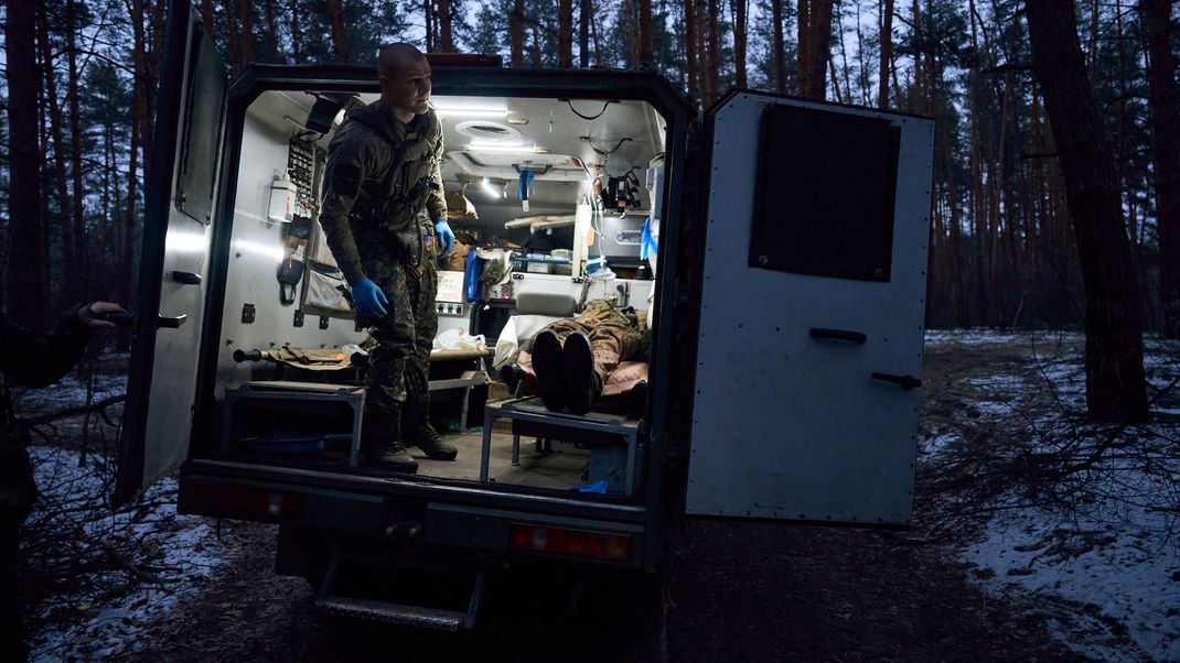 Soldaten und die Zivilbefölkerung erleiden oft schwere Verletzungen nach russischen Angriffen in der Ukraine.