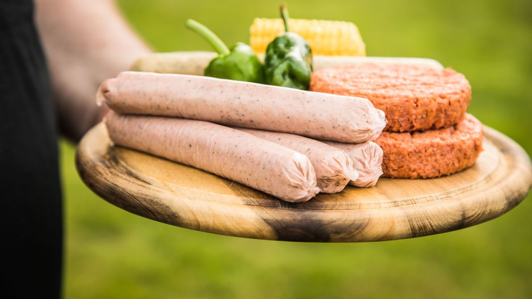 Vegane Fleischersatzprodukte, wie hier fürs Grillen, sind in den letzten Jahren zum Trend geworden.