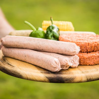 Vegane Fleischersatzprodukte, wie hier fürs Grillen, sind in den letzten Jahren zum Trend geworden.
