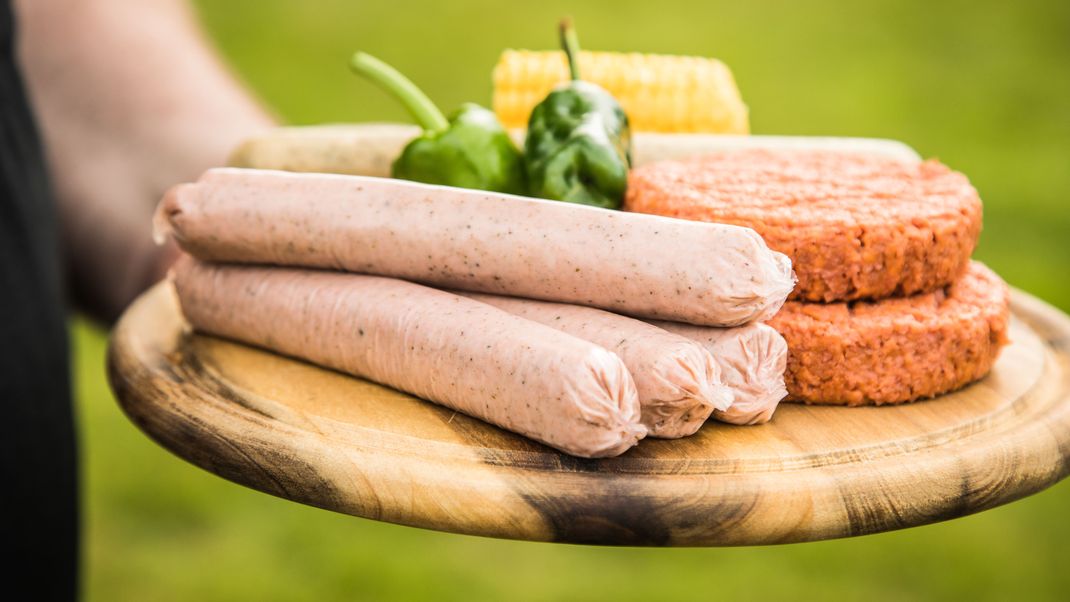 Vegane Fleischersatzprodukte, wie hier fürs Grillen, sind in den letzten Jahren zum Trend geworden.