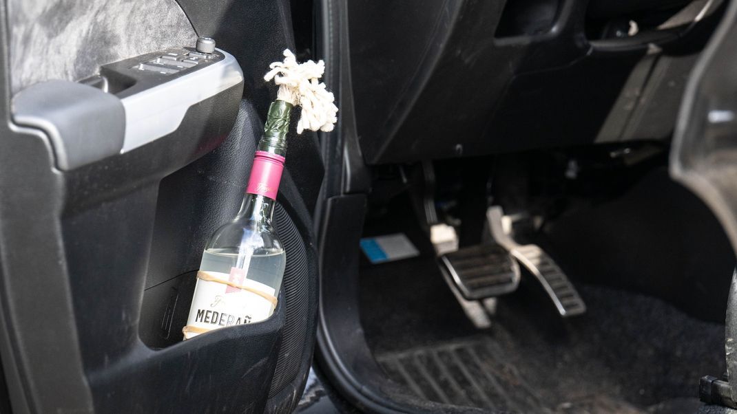 Die Polizei fand im Auto des Tatverdächtigen einen Molotow-Cocktail.