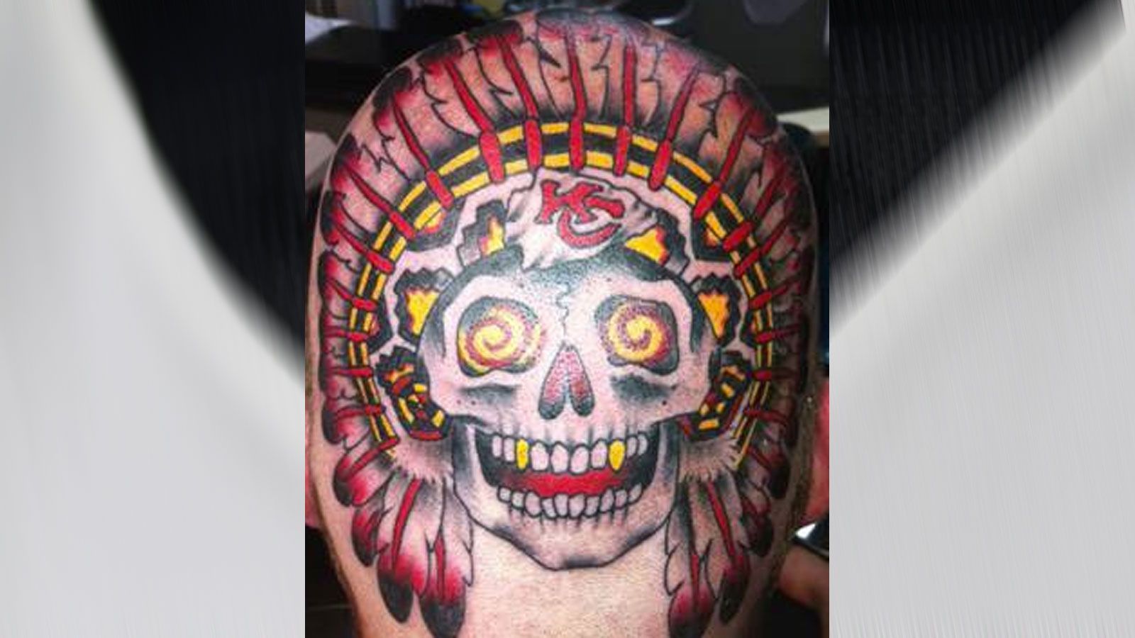 
                <strong>Brennender Schädel mit Chiefs-Touch</strong><br>
                Dieses Tattoo ziert den Hinterkopf eines Fans der Kansas City Chiefs. Und es ist wohl nicht einfach aus einer Laune heraus entsprungen. Denn der Stadtname Kansas geht auf den Indianerstamm "Kansa" zurück. Was bietet sich also besser an für dieses verrückte Tattoo als ein Indianerkopf?
              