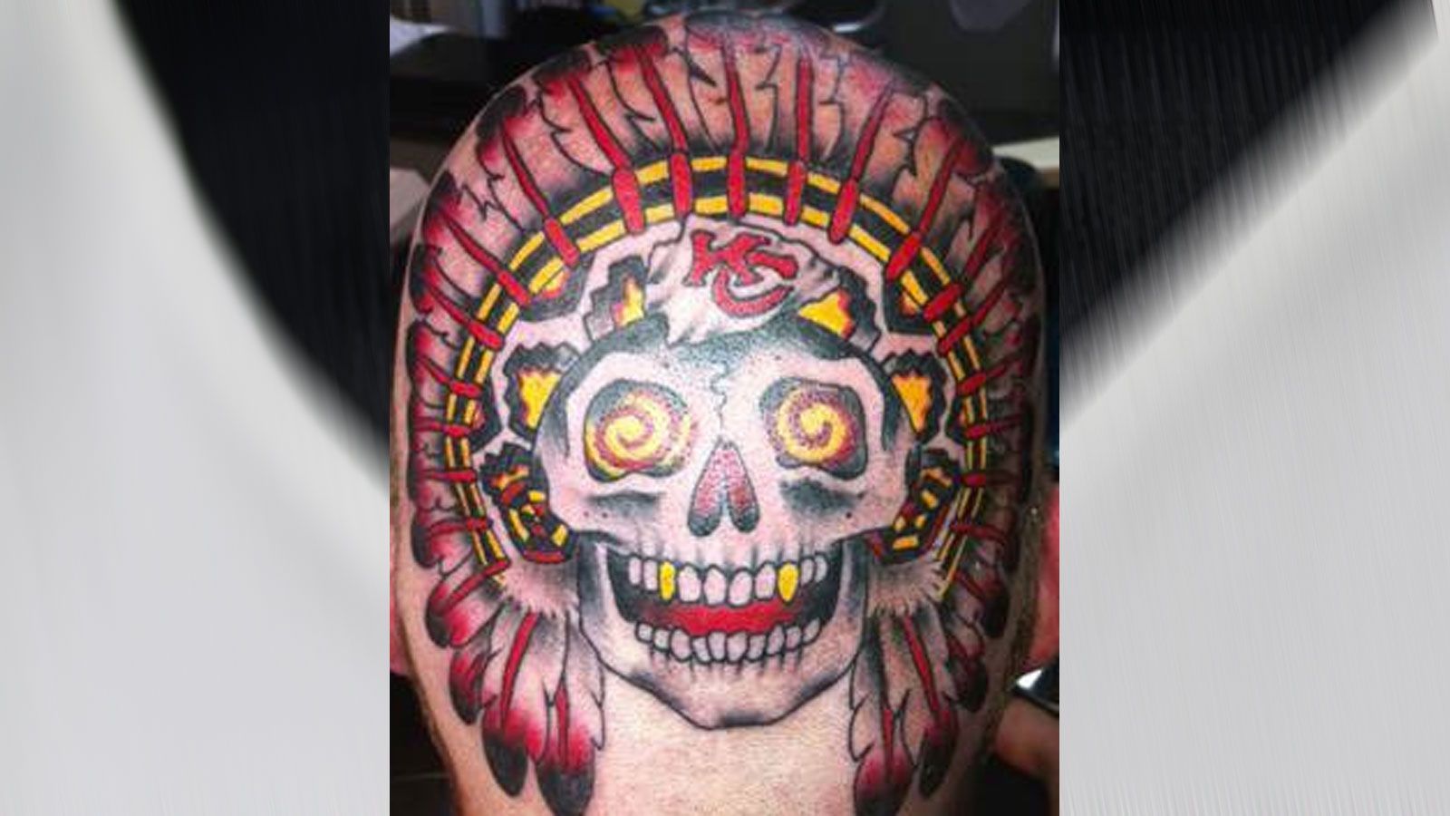 <strong>Brennender Schädel mit Chiefs-Touch</strong><br>
                Dieses Tattoo ziert den Hinterkopf eines Fans der Kansas City Chiefs. Und es ist wohl nicht einfach aus einer Laune heraus entsprungen.&nbsp;Denn der Stadtname Kansas geht auf den Indianerstamm "Kansa" zurück. Was bietet sich also besser an für dieses verrückte Tattoo als ein Indianerkopf?
