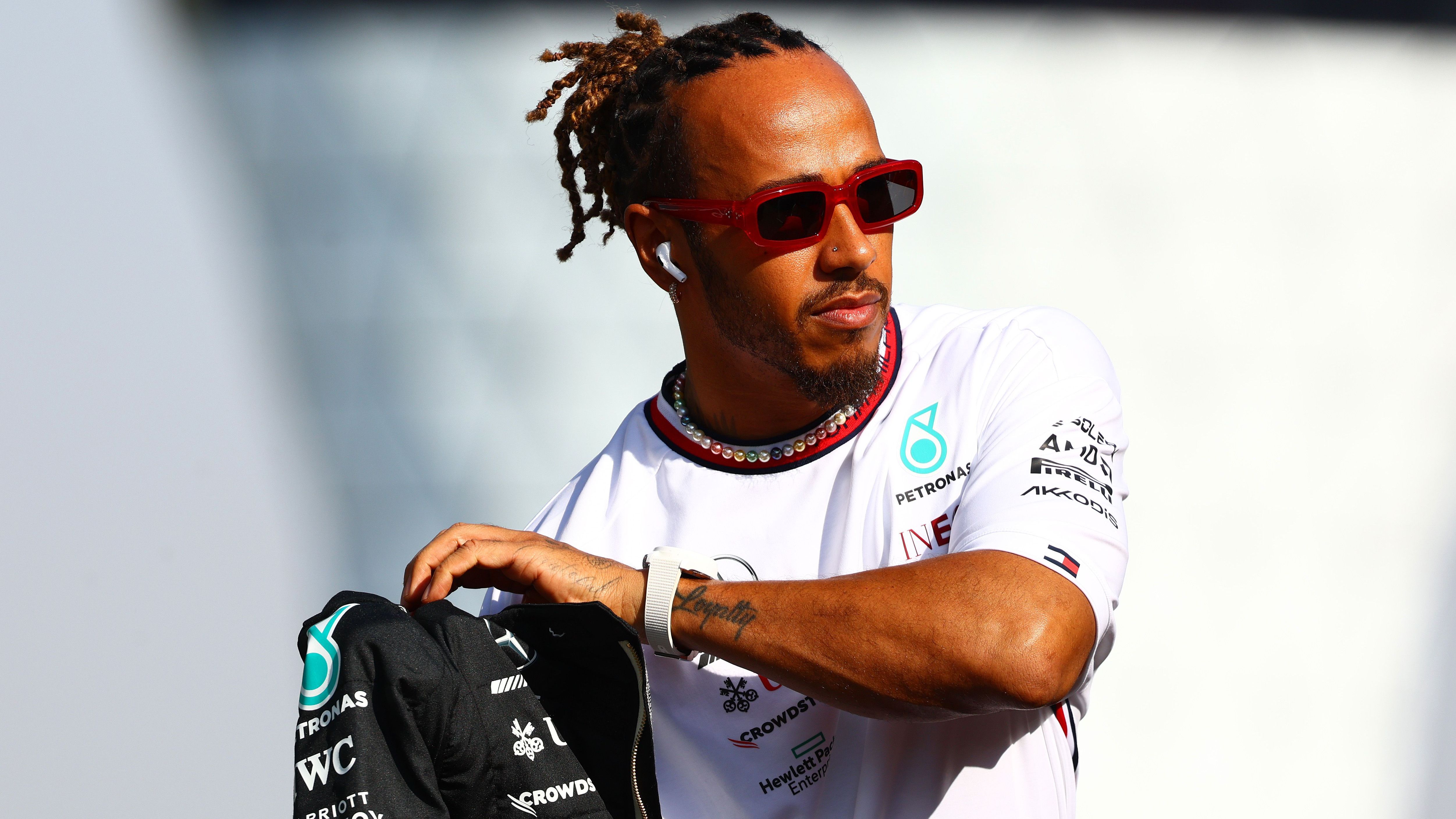 <strong>Lewis Hamilton: Seine möglichen Nachfolger bei Mercedes</strong><br>Es ist ein absoluter Formel-1-Hammer! Rekordweltmeister Lewis Hamilton wird das Mercedes-Team nach der Saison 2024 verlassen und zu Ferrari wechseln. Während die Scuderia einen Coup feiern darf, steht Mercedes für 2025 plötzlich ohne zweiten Fahrer da.
