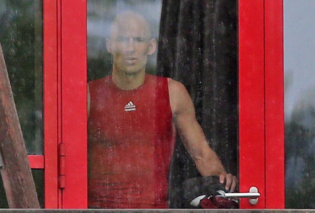 
                <strong>Bayern-Zoff im Training</strong><br>
                Der Zoff hatte einen stillen Beobachter. Arjen Robben schaute sich das Bayern-Training aus dem Reha-Raum an.
              