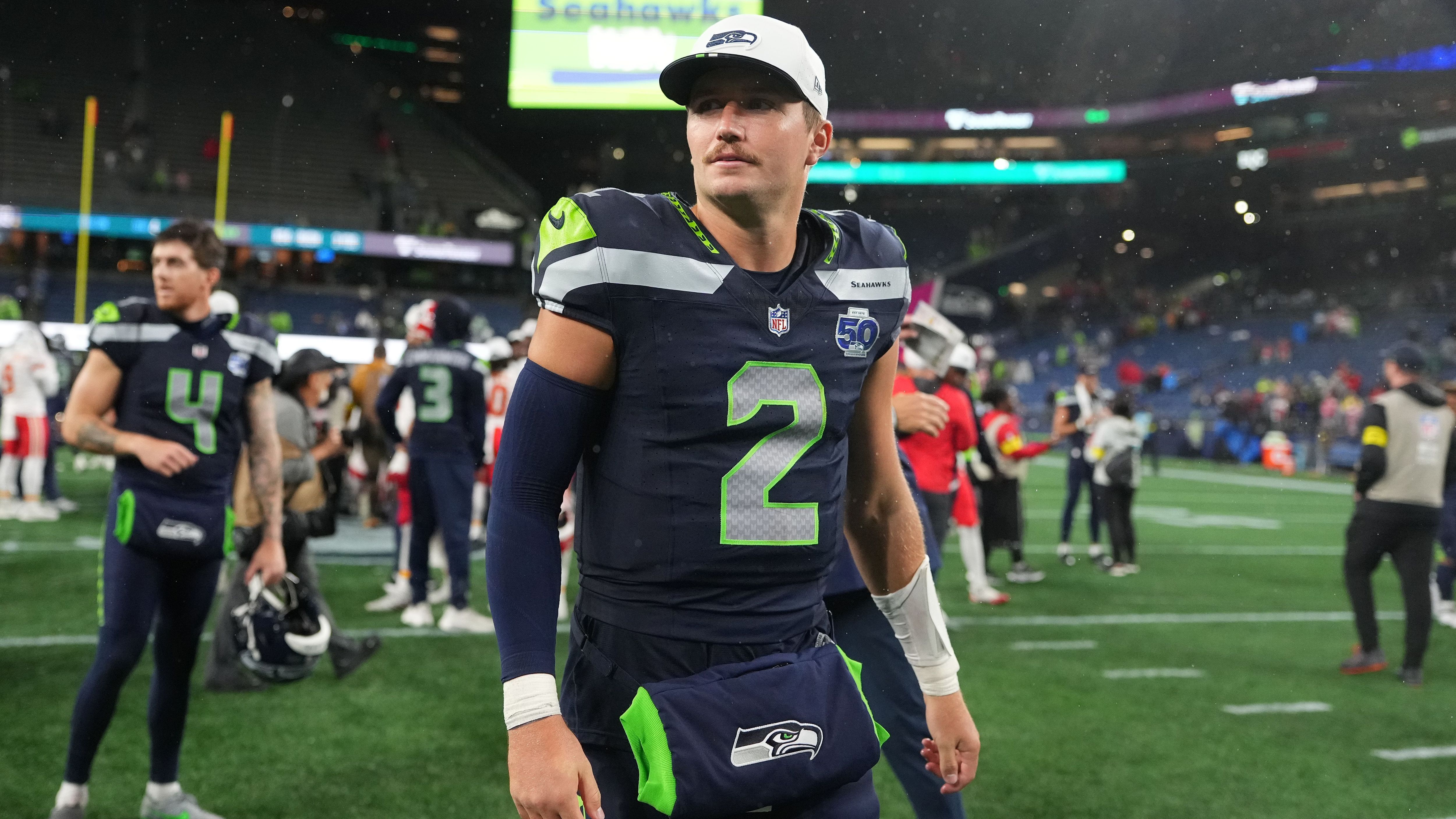 <strong>Drew Lock (Seattle Seahawks)<br>Alter:</strong>&nbsp;28<br><strong>Draftpick:</strong> 42 im Jahr 2019<br><strong>Jahresgehalt 2025:</strong> bis zu 2,25 Millionen Dollar<br><strong>Beste Saison:</strong> 2020 bei den Denver Broncos mit 2.933 Passing Yards, 160 Rushing Yards, 19 Touchdowns (davon 3 Rushing Touchdowns) und 15 Interceptions in 13 Spielen