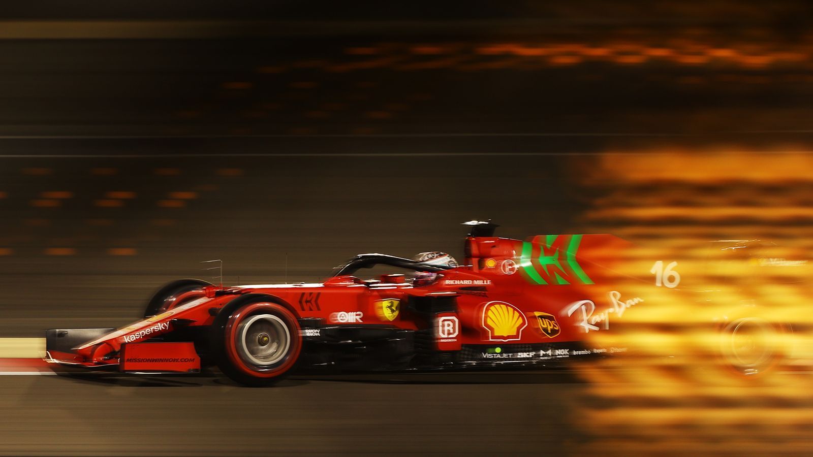 
                <strong>Ferrari ist wieder konkurrenzfähig</strong><br>
                Rang vier für Charles Leclerc, Rang acht für Carlos Sainz. Ferrari hat es tatsächlich mit beiden Autos in Q3 geschafft. Leclercs Rückstand auf Valtteri Bottas war mit einer Zehntel Sekunde erstaunlich gering. Und auch Sainz hätte weiter vorn landen können, erwischte in Q3 aber keine perfekte Runde. Statt Williams und Alfa Romeo scheint sich die Scuderia also endlich wieder mit den starken Teams messen zu können.
              