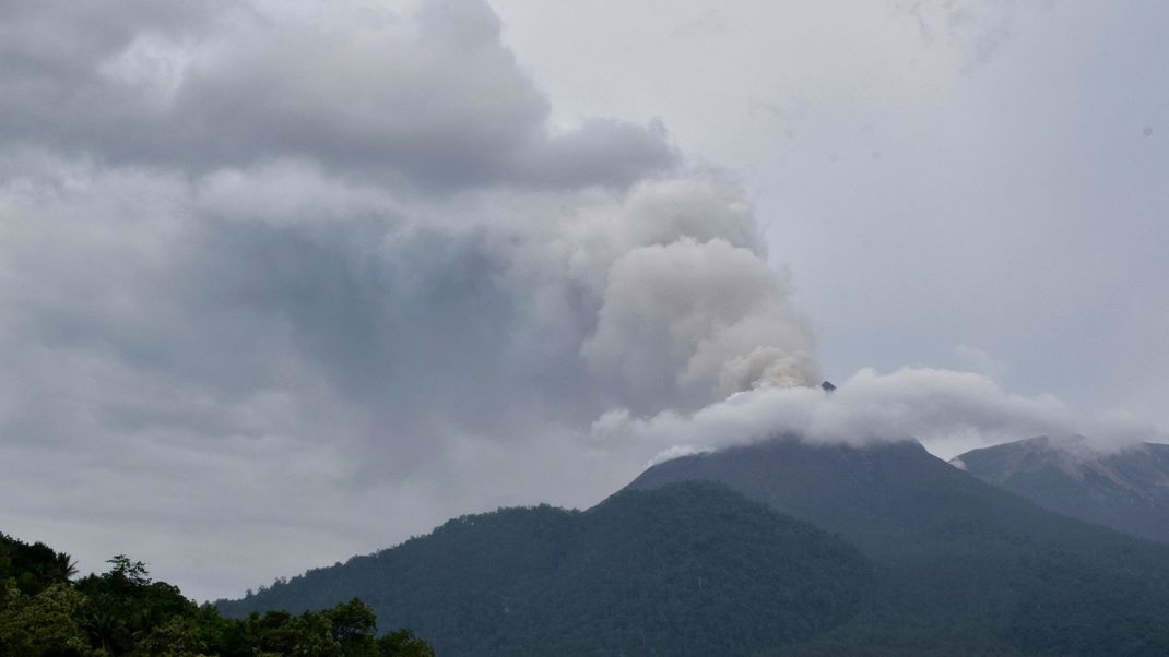 Der Vulkan Lewotobi Laki-Laki in Indonesien ist ausgebrochen.