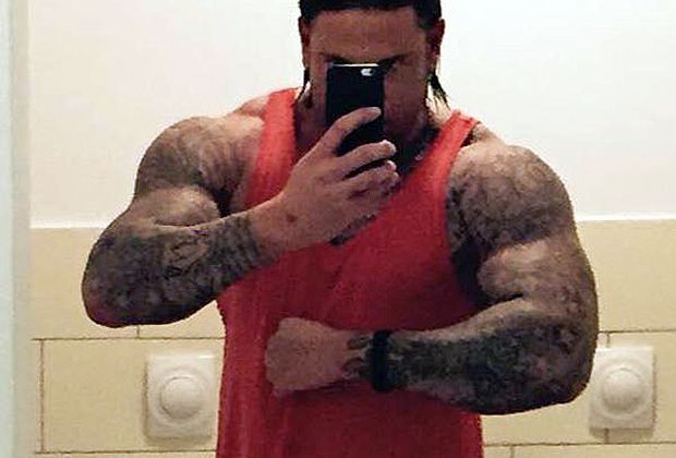 
                <strong>Wiese-Selfie auf dem Herren-Klo</strong><br>
                Tim Wiese zeigt mal wieder seine Muskeln: Der 32-Jährige veröffentlicht ein Selfie von seinem stählernen Körper auf seiner facebook-Seite. Es scheint, als würde der ehemalige Nationaltorhüter von Tag zu Tag immer breiter werden. Die Wrestling-Karriere kann kommen ...
              