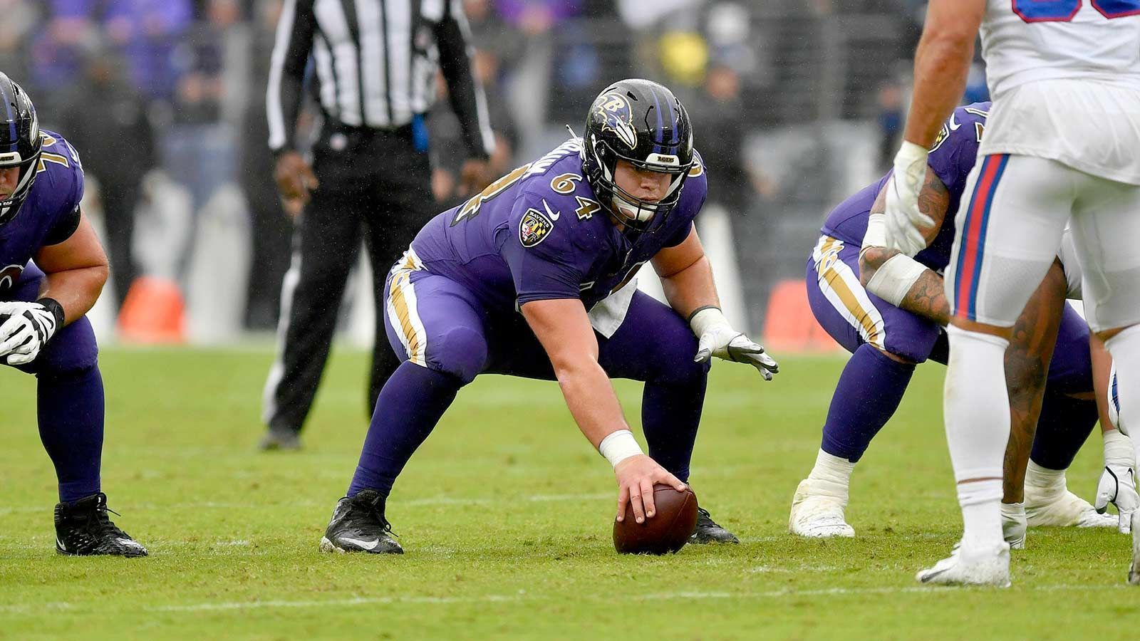 
                <strong>Baltimore Ravens – Tyler Linderbaum, Center</strong><br>
                Mit Tyler Linderbaum drafteten die Baltimore Ravens vor der vergangenen Spielzeit in der ersten Runde ein großes Talent für die Offensive Line. Und der 23-Jährige revanchierte sich sofort. Das Fachmagazin "Pro Football Focus" führte ihn nach seiner Rookie-Saison als viertbesten Center der gesamten Liga. In 632 Snaps, in denen die O-Line der Ravens für einen Pass blockte, gab Linderbaum nur drei Sacks ab – und das in seinem ersten Jahr. Noch stärker ist er darin für einen Laufspielzug den Weg freizuräumen. Seine Leistungen wurden in der Wahl zum Offensive Rookie of the Year mit dem siebten Platz belohnt.Honorable Mentions: Running Back J. K. Dobbins, Linebacker Patrick Queen
              