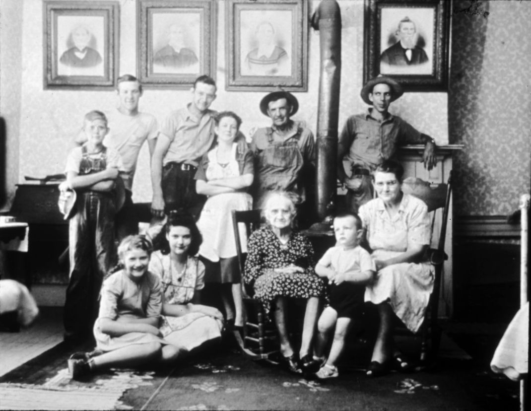 Familienfoto: Auch dieses Bild von vier Generationen einer amerikanischen Familie aus dem 20. Jahrhundert ist auf den Golden Records kodiert. Die Arbeiterfamilie stammt aus dem Ozark-Gebirge in Missouri.