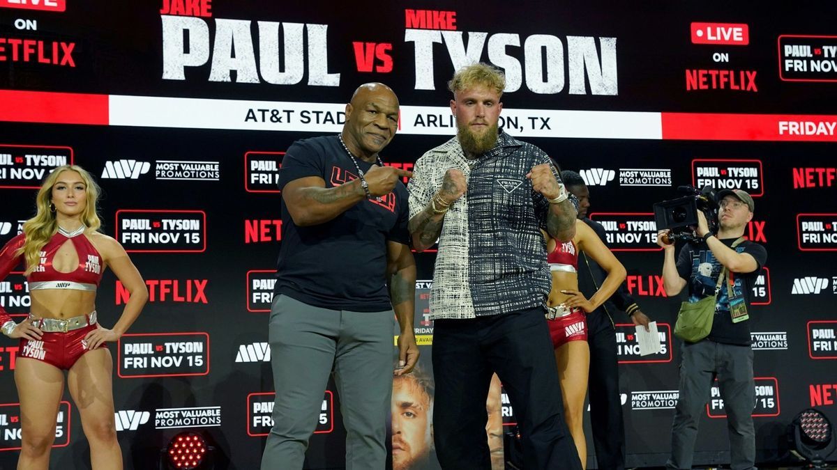 Mike Tyson (l.) boxt gegen Jake Paul