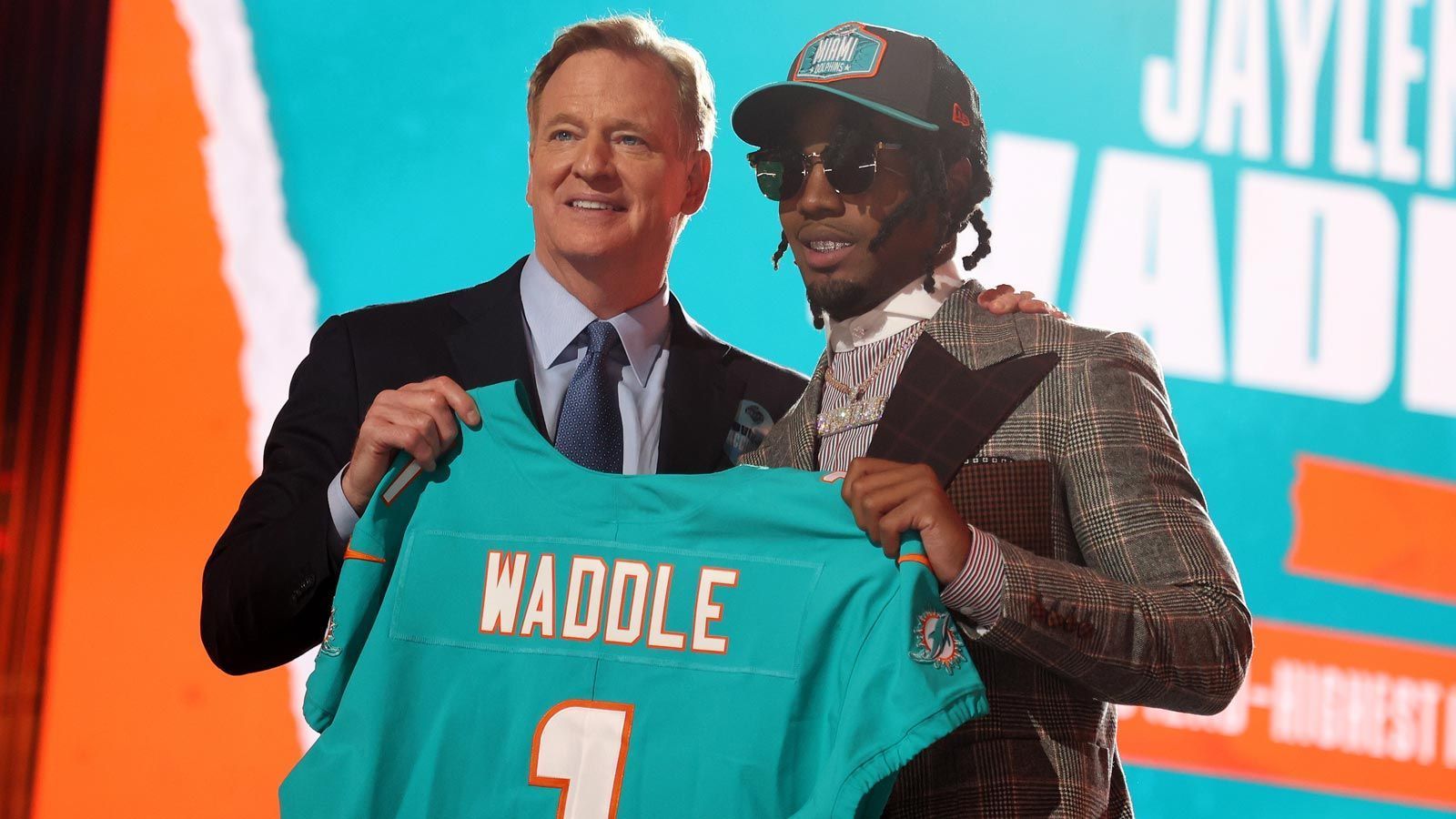 
                <strong>Platz 12 - Miami Dolphins</strong><br>
                An der 6. Stelle wählen die Dolphins Alabama-Receiver Jaylen Waddle (im Bild, rechts), der in Miami auf seinen alten Spielmacher Tua Tagovailoa trifft. Auch Miamis zweiter Erstrundenpick – Pass Rusher Jaelen Phillips – ist ein vielversprechender Spieler, wurde in der Vergangenheit aber wie auch Waddle von Verletzungen zurückgeworfen. Ansonsten gelingt den Verantwortlichen um Head Coach Brian Flores ein solider Draft, durch den die Dolphins ihre Rückkehr an die Spitze der AFC-East fortsetzen wollen.
              