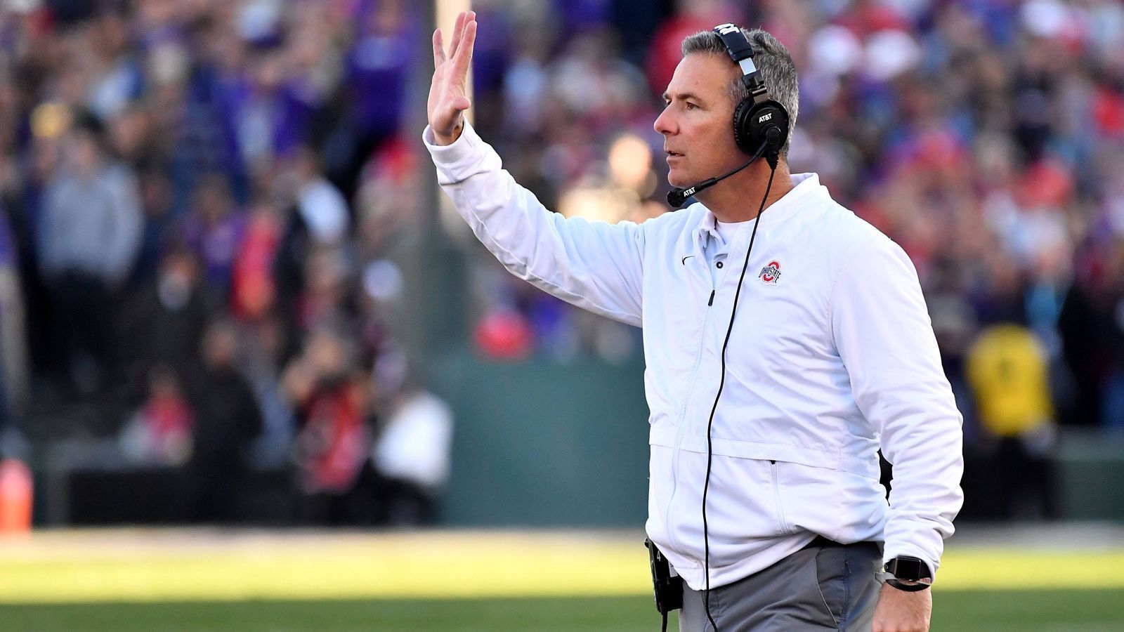 
                <strong>Urban Meyer, ehemaliger Head Coach, Ohio State</strong><br>
                Eines gilt als sicher: Urban Mayer möchte wieder arbeiten. Und auch die NFL-Teams haben den Trainer, der am College mit Florida und Ohio State insgesamt drei Mal die National Championship gewann, im Blick. Die für die Cowboys zuständige NFL-Reporterin Jane Slater berichtet von "echtem Interesse" der Texaner am 55-Jährigen. Die "Sports Illustrated" hingegen bringt ihn als Lösung für die Washington Redskins ins Spiel. NFL-Erfahrung hat er als Trainer allerdings noch nicht.  
              