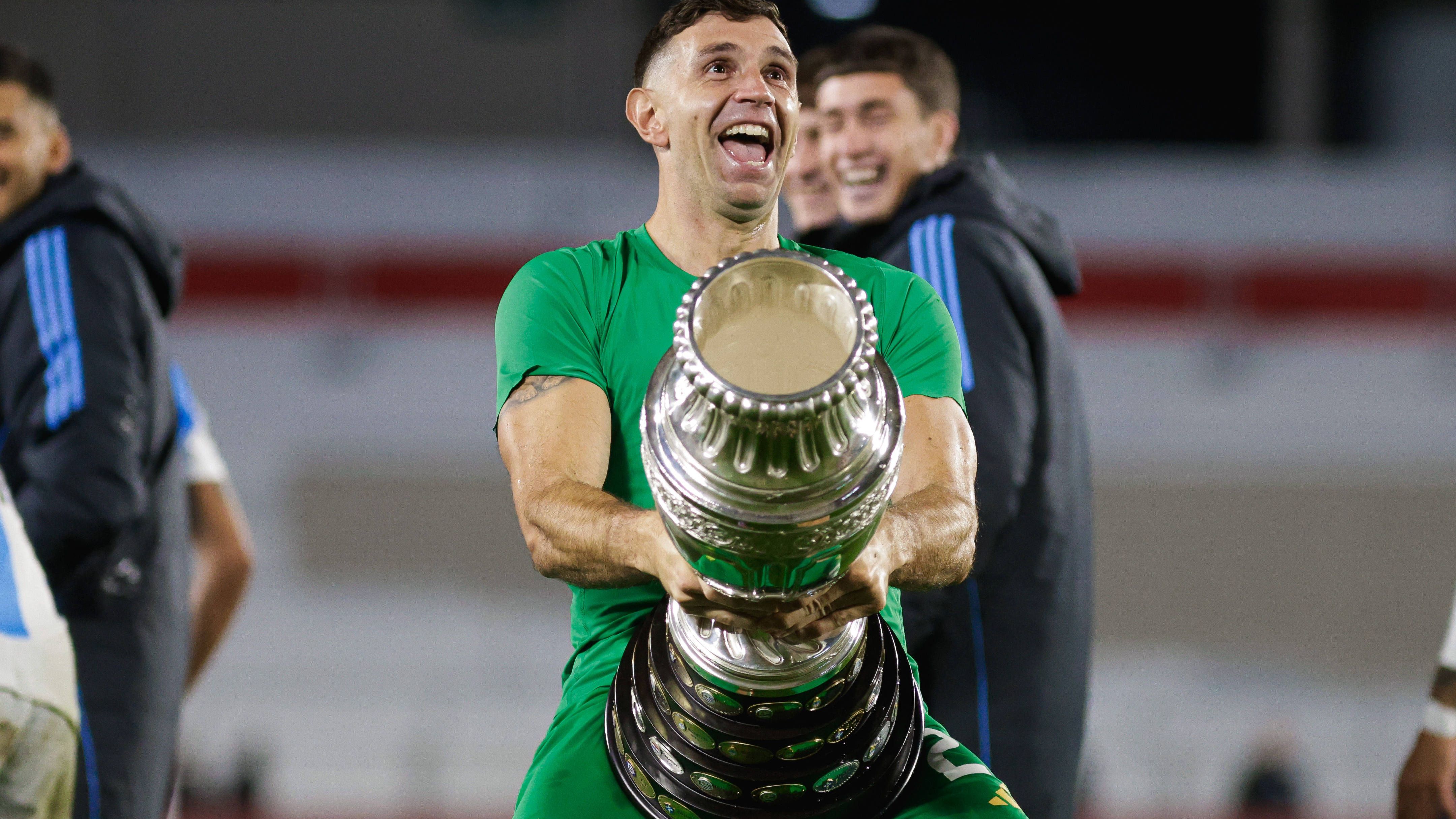 <strong>Trophée Yachine: Bester Torhüter</strong><br>Gewinner: Emiliano Martinez<br>Team: Aston Villa<br>Nicht nur qualifizierte Martinez sich mit Aston Villa sensationell für die Champions League, on top sicherte er sich mit Argentinien noch den Titel bei der Copa America und damit auch die Yashin-Trophy. BVB-Keeper Gregor Kobel kam trotz Nominierung für das Champions-League-Team der Saison nicht in die Top 5.