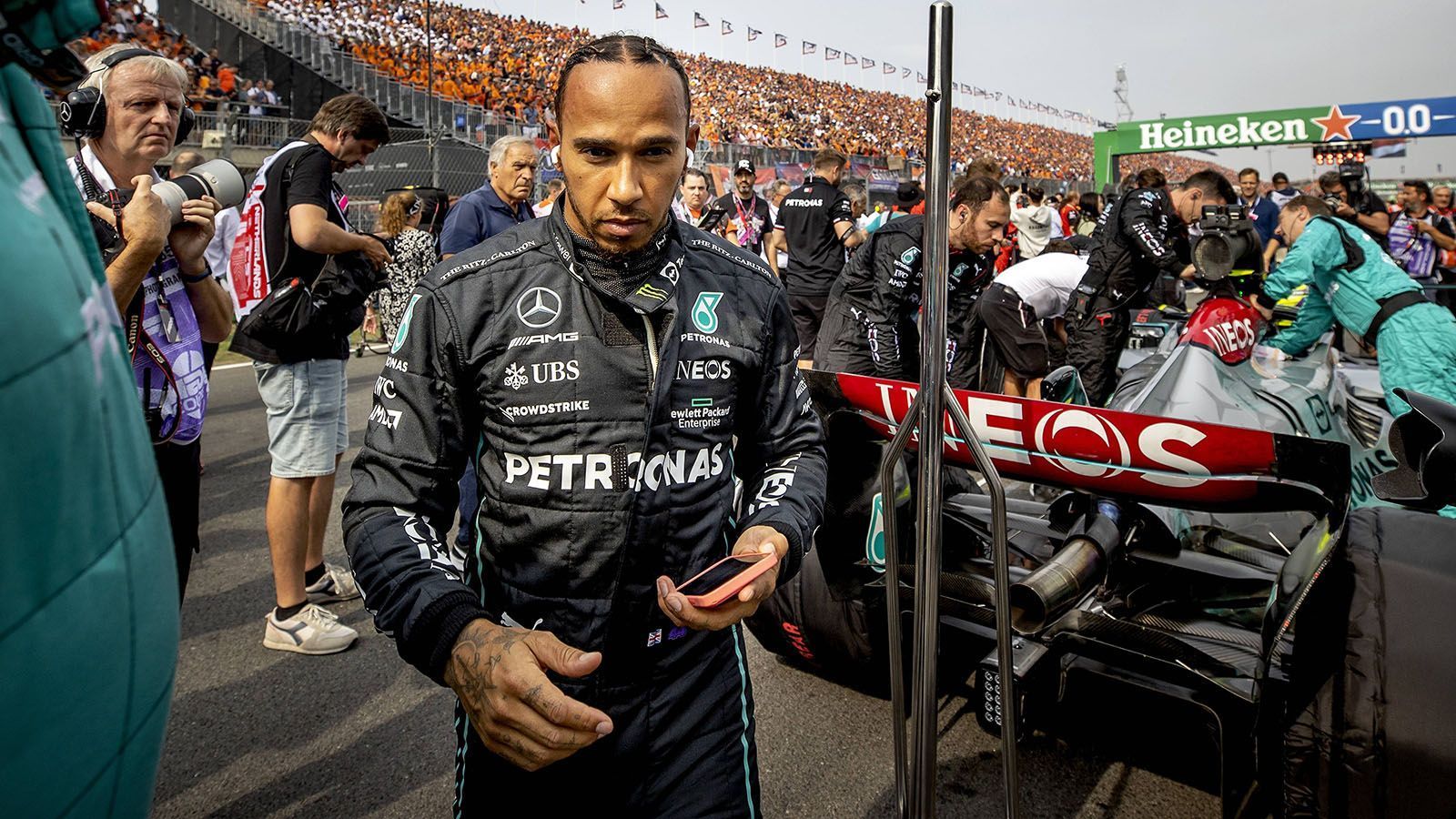 
                <strong>Verlierer: Lewis Hamilton </strong><br>
                Lewis Hamilton hätte in Zandvoort vielleicht um den Sieg mitfahren können. Ein Strategiefehler seines Teams sorgte jedoch dafür, dass der siebenmalige Weltmeister am Ende nicht einmal auf dem Podium stand. Mercedes entschied sich während der SC-Phase kurz vor Schluss, Hamilton auf seinen alten Reifen weiterfahren zu lassen. Ein Fehler. Nach dem Restart wurde der Brite nicht nur von Max Verstappen und Teamkollege George Russell überholt, er musste auch noch Ferrari-Pilot Charles Leclerc ziehen lassen und sich mit Platz vier begnügen. Über Funk ließ der 37-Jährige seinem Frust freien Lauf und polterte in Richtung seines Teams: "Ich kann nicht glauben, dass ihr mich so in die Scheiße geritten habt. Ihr könnt euch nicht vorstellen wie sauer ich bin!" Nach dem Rennen entschuldigte sich Hamilton aber schon wieder für seinen Ausraster.
              