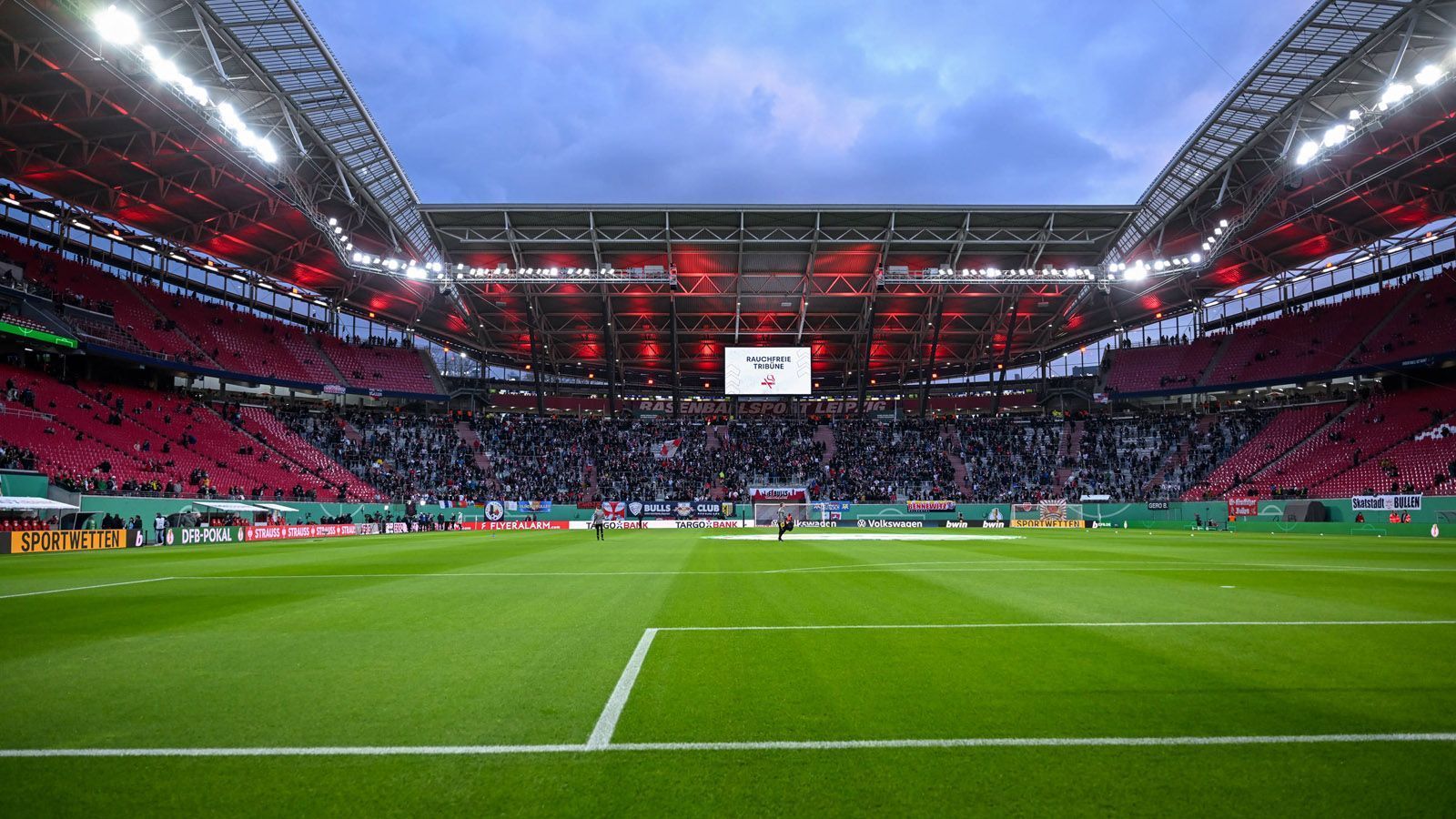 
                <strong>Red Bull Arena (RB Leipzig)</strong><br>
                der beste Name laut ChatGPT: "Bullenhof"
              