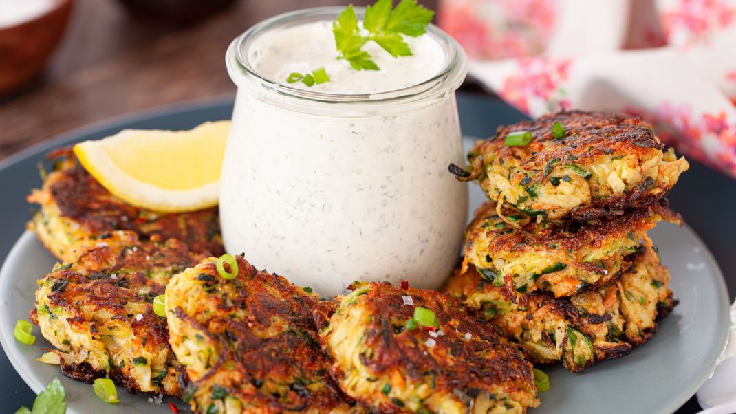 Der Ideale Snack für das nächste Barbecue: Knusprige Zucchinipuffer mit Tzatziki.