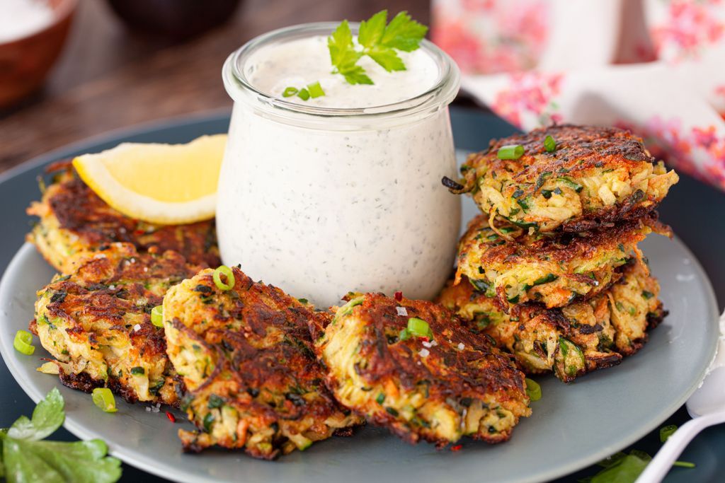 Zucchinipuffer mit Tzatziki zubereiten: Die raffinierte Rezept ...