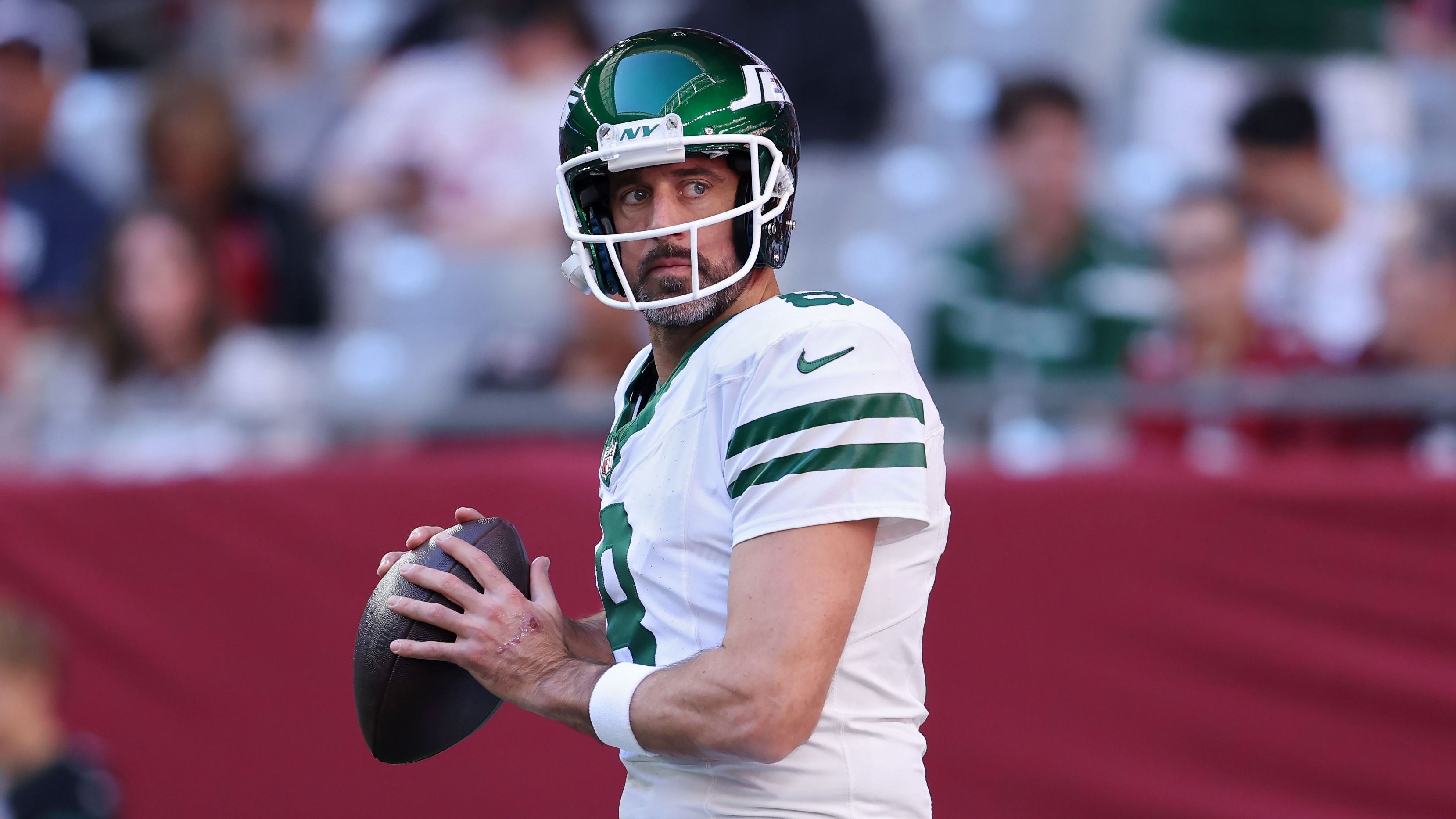 <strong>New York Jets</strong><br>Bei den News York Jets brennt der Baum. Die Zukunft von Aaron Rodgers bleibt das bestimmende Thema. <a href="https://www.ran.de/sports/american-football/nfl/news/nfl-aaron-rodgers-vor-aus-trennung-von-new-york-jets-wird-immer-wahrscheinlicher-463428">Zuletzt wurden Gerüchte über eine Entlassung mitten in der Saison oder zumindest ein Benching laut</a>. Interims-Coach Jeff Ulbrich stellte jedoch klar, dass der 40-Jährige in Week 13 gegen die Seattle Seahawks "auf jeden Fall" starten wird.&nbsp;<br>• Starter: Aaron Rodgers (im Bild)<br>• Backup: Tyrod Taylor<br>• Verletzt: Jordan Travis