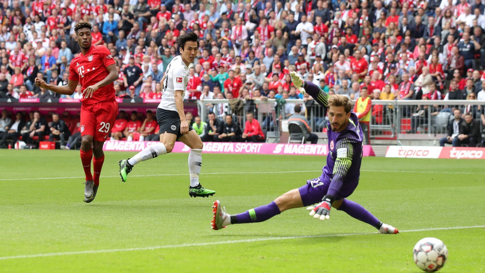 
                <strong>Coman bringt Bayern früh auf Meisterkurs</strong><br>
                Flügelflitzer Kingsley Coman bringt Bayern bereits in der 4. Minute in Führung. Nach schönem Pass in den Strafraum von Thomas Müller lässt Coman Eintracht-Keeper Trapp keine Chance.
              