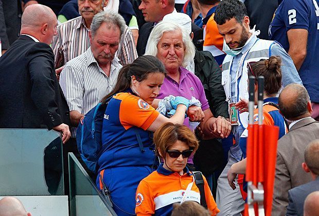 
                <strong>French Open: Videowand-Verkleidung stürzt in die Zuschauer</strong><br>
                ... er gibt Entwarnung und erhält Applaus vom Rest des Publikums. Den ganzen Tag über fegt der Wind mit Geschwindigkeiten bis zu 40 km/h über die Anlage am Bois de Boulogne.
              