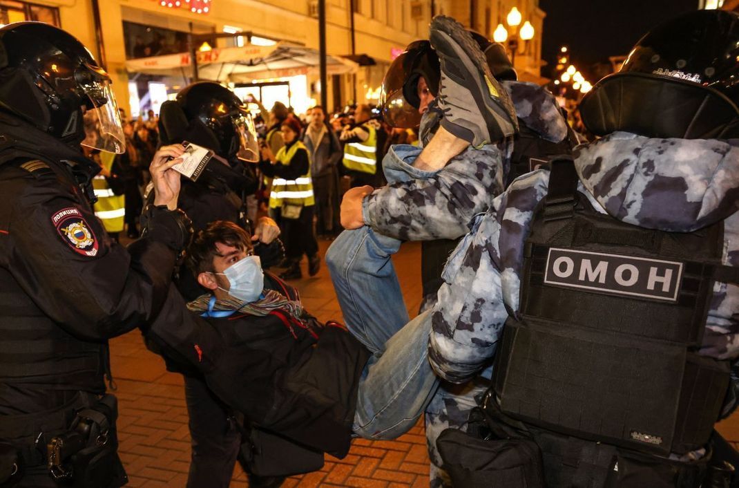 Ordnungskräfte führen einen Demonstranten bei einem Protest in Moskau ab.