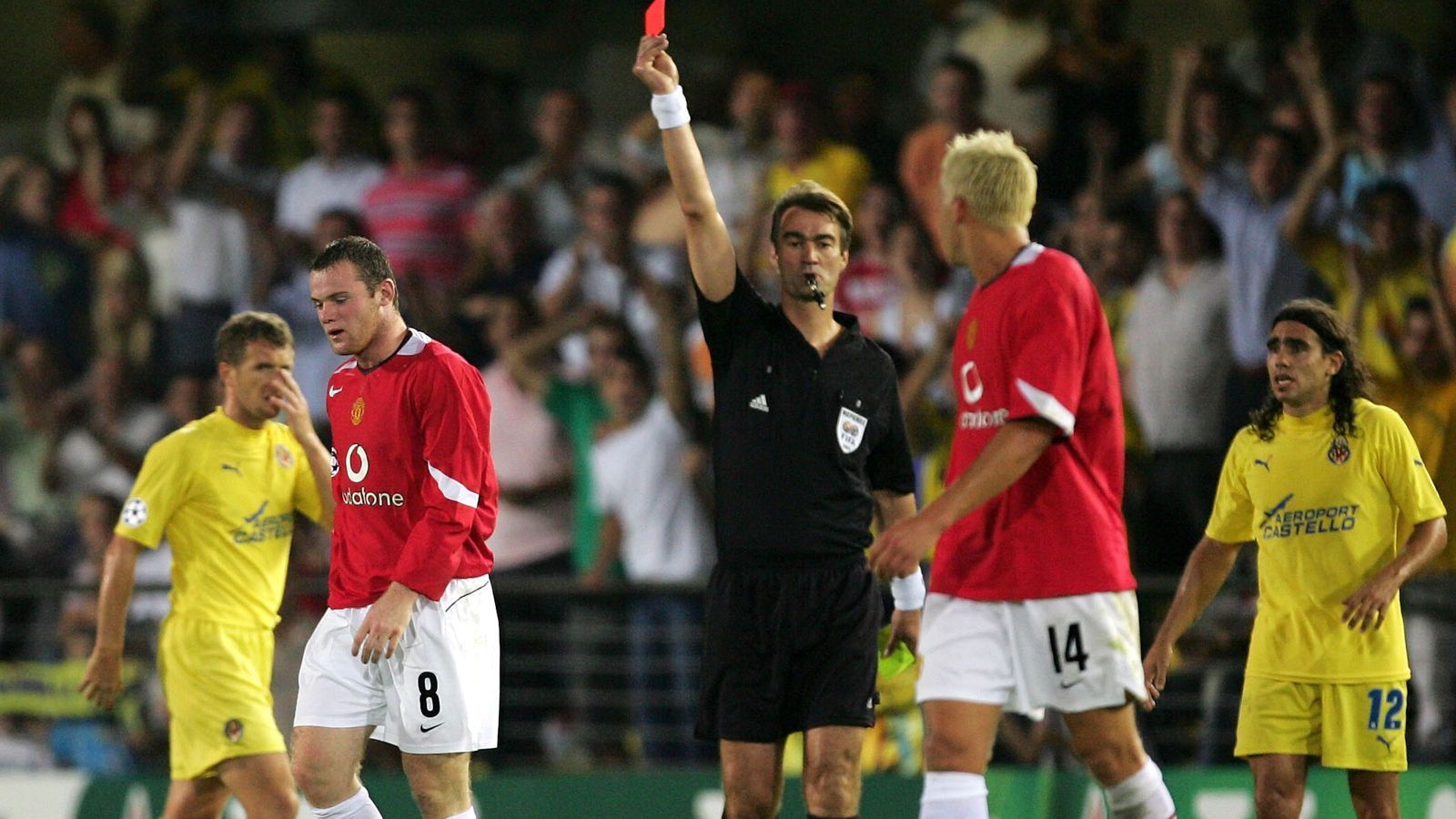 
                <strong>Villarreal vs. Manchester United: Die ewige Nullnummer</strong><br>
                Vier Mal standen sich die beiden Teams bislang in Pflichtspielen gegenüber. Immer in der Champions League. Immer endeten die Duelle mit einem 0:0. Die Begegnung war bislang kein gutes Pflaster für Stürmer - so auch für Wayne Rooney, der 2005 gegen die Spanier Rot sah. Immerhin ist sicher, dass die triste Torlosserie in diesem Finale zu einem Ende kommt, spätestens im Elfmeterschießen.
              