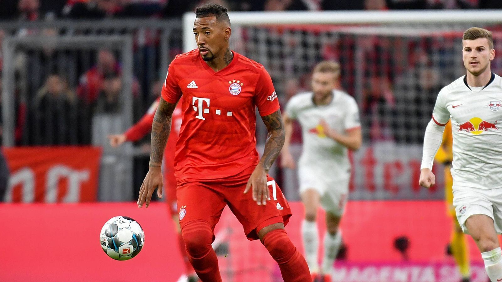 
                <strong>Jerome Boateng (Bayern München)</strong><br>
                Anfangs unauffälliger Auftritt des 2014er-Weltmeisters, ist zur Stelle, wenn er gebraucht wird. Gegen Ende der ersten Hälfte mehr gefordert, rettet zwei Mal aufmerksam vor Nkunku. Muss in der 66. Minute für Hernandez vom Feld. ran-Note: 3
              