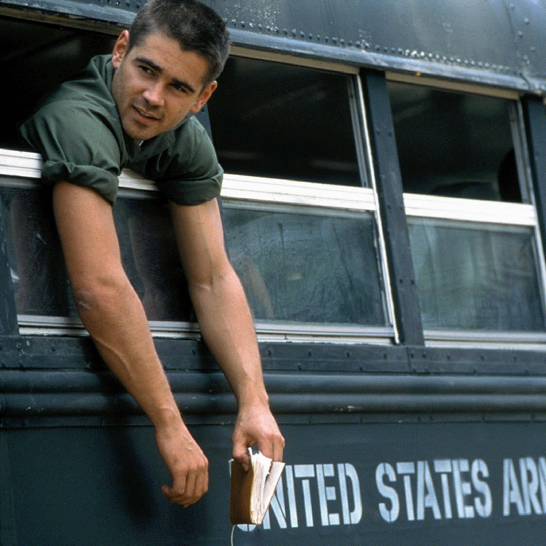 Collin Farrell in "Tigerland" als mutiger Soldat, der aus einem Militärbus heraushängt und sich die Gegend anschaut.