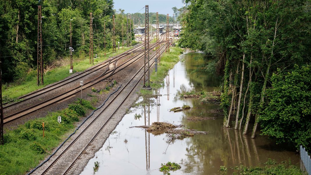 Günzburg: Eine Bahntrasse nahe der Donaubrücke ist überflutet. 