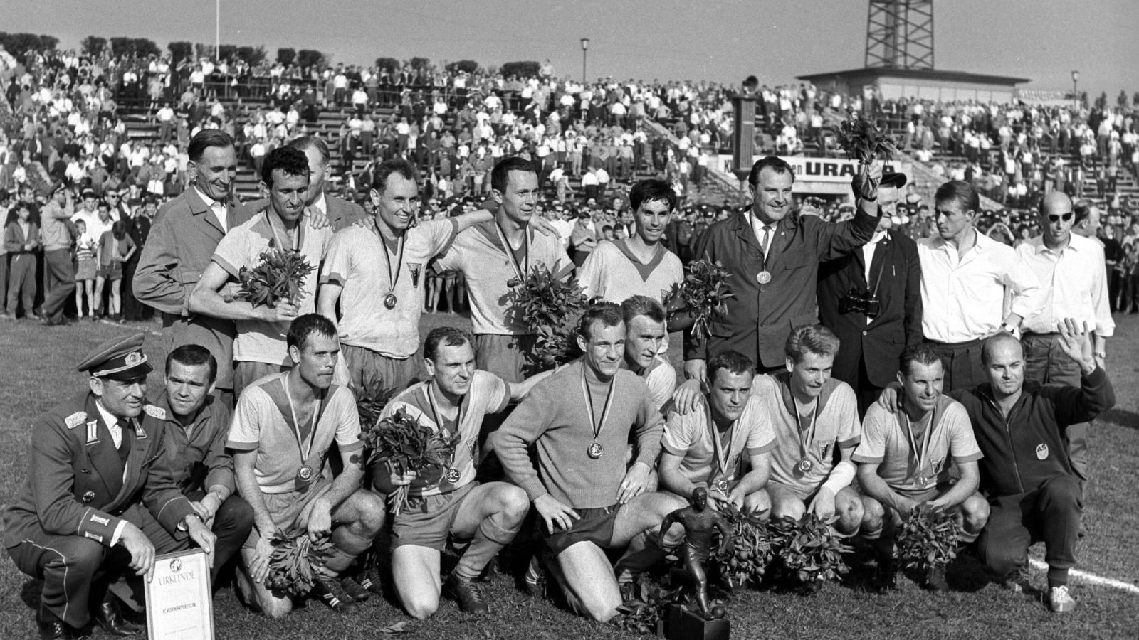 
                <strong>1961: Als man auf Anweisung der DDR aus dem Europacup auschied</strong><br>
                Wer so oft Meister wird, ist natürlich auch dementsprechend im Europapokal vertreten. So auch in der Saison 1961/62. So ergab das Los für Linfield den Meister der DDR-Oberliga, Vorwärts Berlin. Das Hinspiel in der viergeteilten deutschen Hauptstadt verloren die Nordiren mit 0:3. Zum Rückspiel konnte Vorwärts nicht antreten, da die Regierung der DDR eine Reise auf die britischen Inseln untersagte. Wohl auf Druck jener Regierung entschied die UEFA, dass Linfield trotz des Nichtantritts von Berlin aufgrund des 0:3-Hinspiels ausscheiden muss.
              