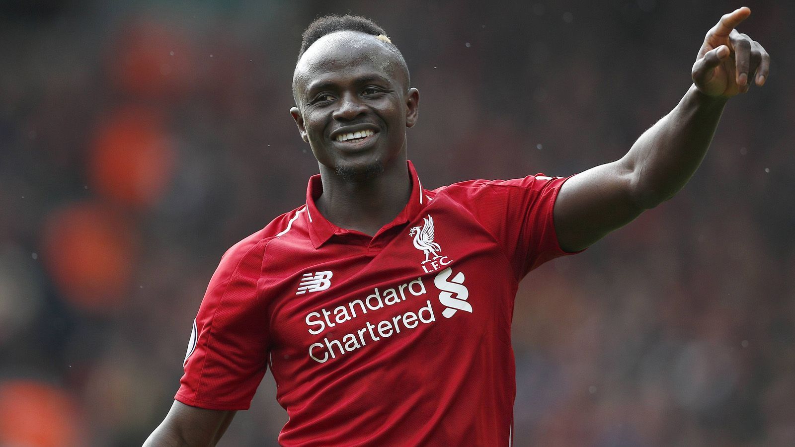 
                <strong>Sadio Mane (FC Liverpool) </strong><br>
                Allerdings hat Mane noch einen Vertrag bis 2023 bei Liverpool. Dieser Umstand erschwert eine Verpflichtung des Flügelstürmers für Real immens. Die Reds würden ihren Flügelstürmer wohl nicht unter 150 Millionen Euro ziehen lassen, spekuliert  "El Confidencial". Mane ist fester Bestandteil des Liverpooler Offensiv-Trios ergänzt durch Roberto Firmino und Mo Salah. Insgesamt würden für Real wohl bis zu 700 Millionen Euro fällig werden, um alle ihre Wunschstars in die spanische Hauptstadt zu locken. Ein Betrag der wohl selbst bei den Galaktischen für Schwindel sorgt.
              