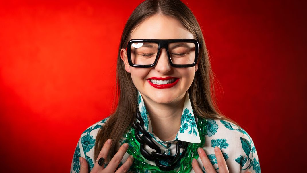 Iris Apfel ist eine der größten Modeikonen unserer Zeit und Inbegriff des eklektischen Granny-Stils.