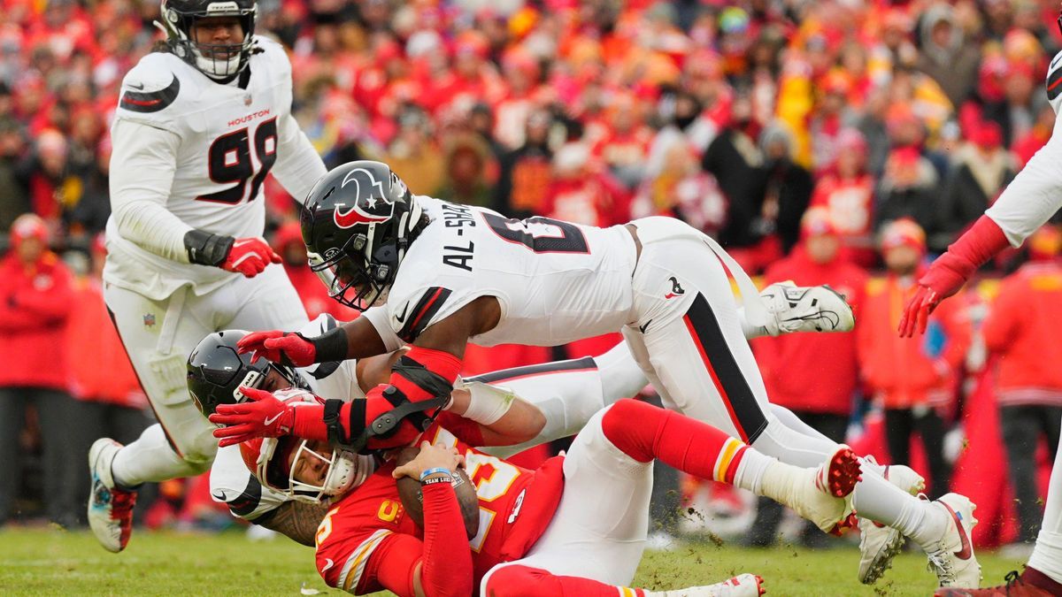 NFL, American Football Herren, USA AFC Divisional Round-Houston Texans at Kansas City Chiefs Jan 18, 2025; Kansas City, Missouri, USA; Kansas City Chiefs quarterback Patrick Mahomes (15) is sacked ...