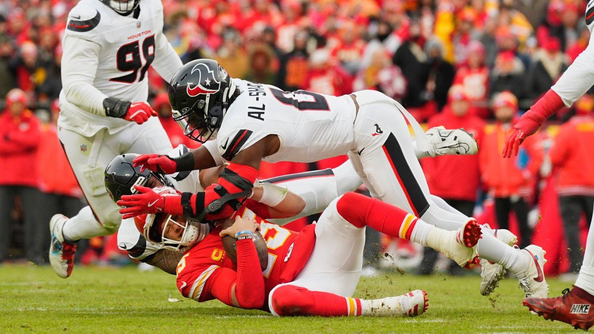 NFL, American Football Herren, USA AFC Divisional Round-Houston Texans at Kansas City Chiefs Jan 18, 2025; Kansas City, Missouri, USA; Kansas City Chiefs quarterback Patrick Mahomes (15) is sacked ...