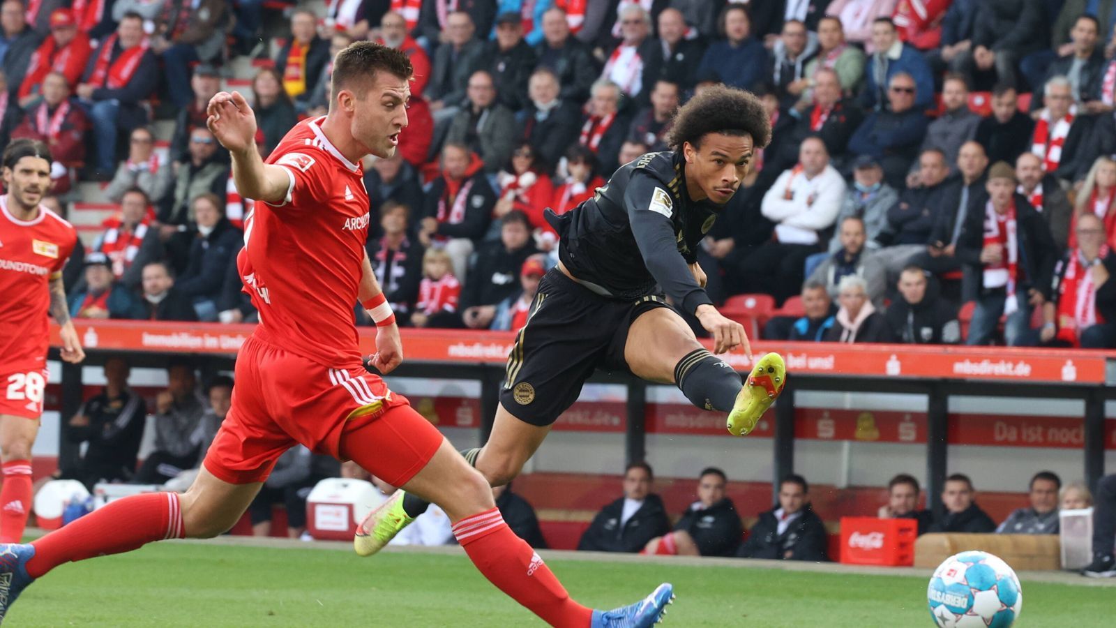 
                <strong>Leroy Sane</strong><br>
                Hat bereits nach sieben Minuten die erste Bayern-Chance, holt kurz darauf den Elfmeter raus. Auch danach präsentiert sich der Flügelspieler sehr aktiv, bleibt im Abschluss aber zunächst unglücklich. Die Belohnung für einen engagierten Auftritt folgt in der 34. Minute, als er freistehend zum 3:0 einnetzt. Satte fünf Torschüsse in der ersten Halbzeit. Auch defensiv ackert der Nationalspieler mit. ran-Note: 1
              