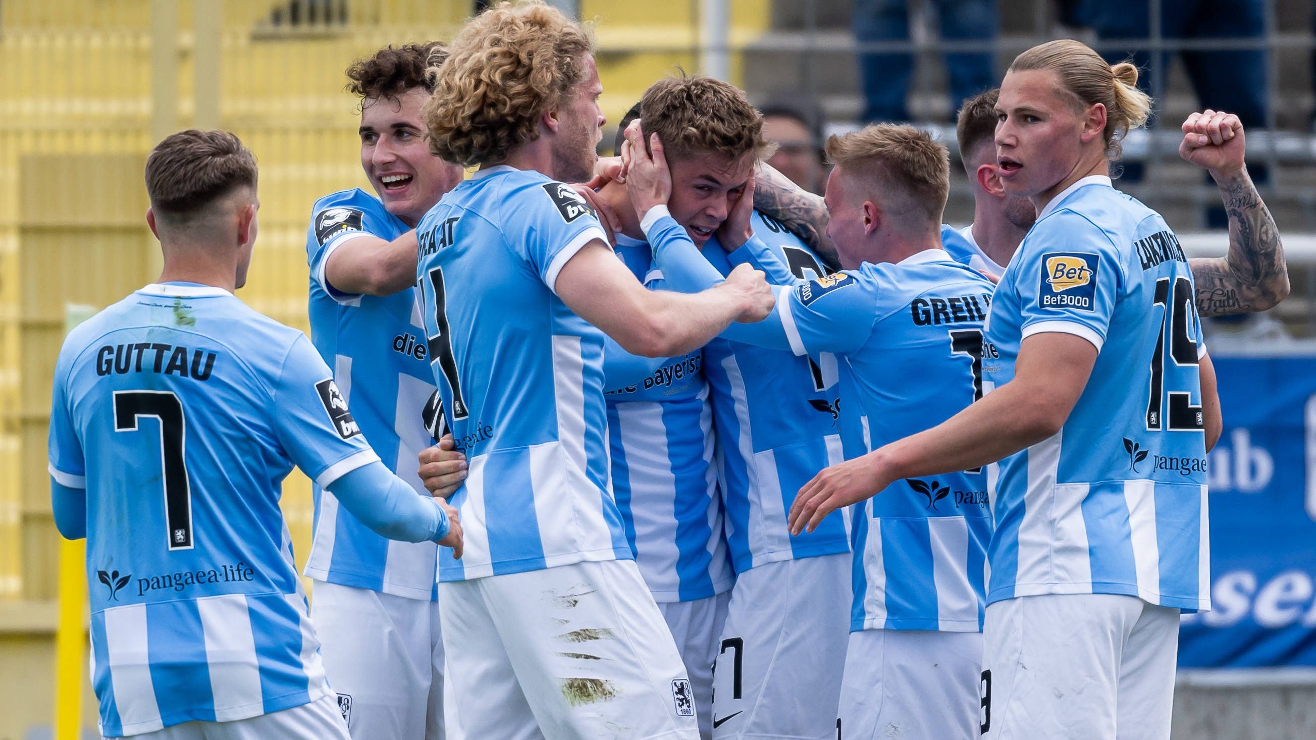 <strong>TSV 1860 München</strong> <br>Der zweite große Verein aus München. Für viele der Einzigwahre. Auch die "Löwen" sind ein Gründungsmitglied der Bundesliga und rangieren in der ewigen Tabelle auf Platz 22 – noch unmittelbar vor Mainz 05. Von dem Glanze früherer Zeiten ist allerdings nicht mehr viel übrig. In Liga drei kämpfen die Giesinger um einen sorgenfreie Saison, aktuell sind sie klar auf Kurs Klassenerhalt.