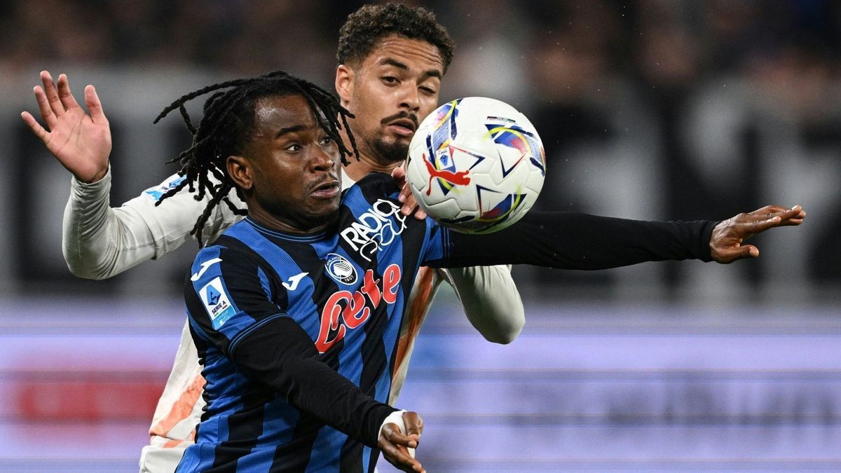 Zweikampf: Ademola Lookman gegen Devyne Rensch (r.)