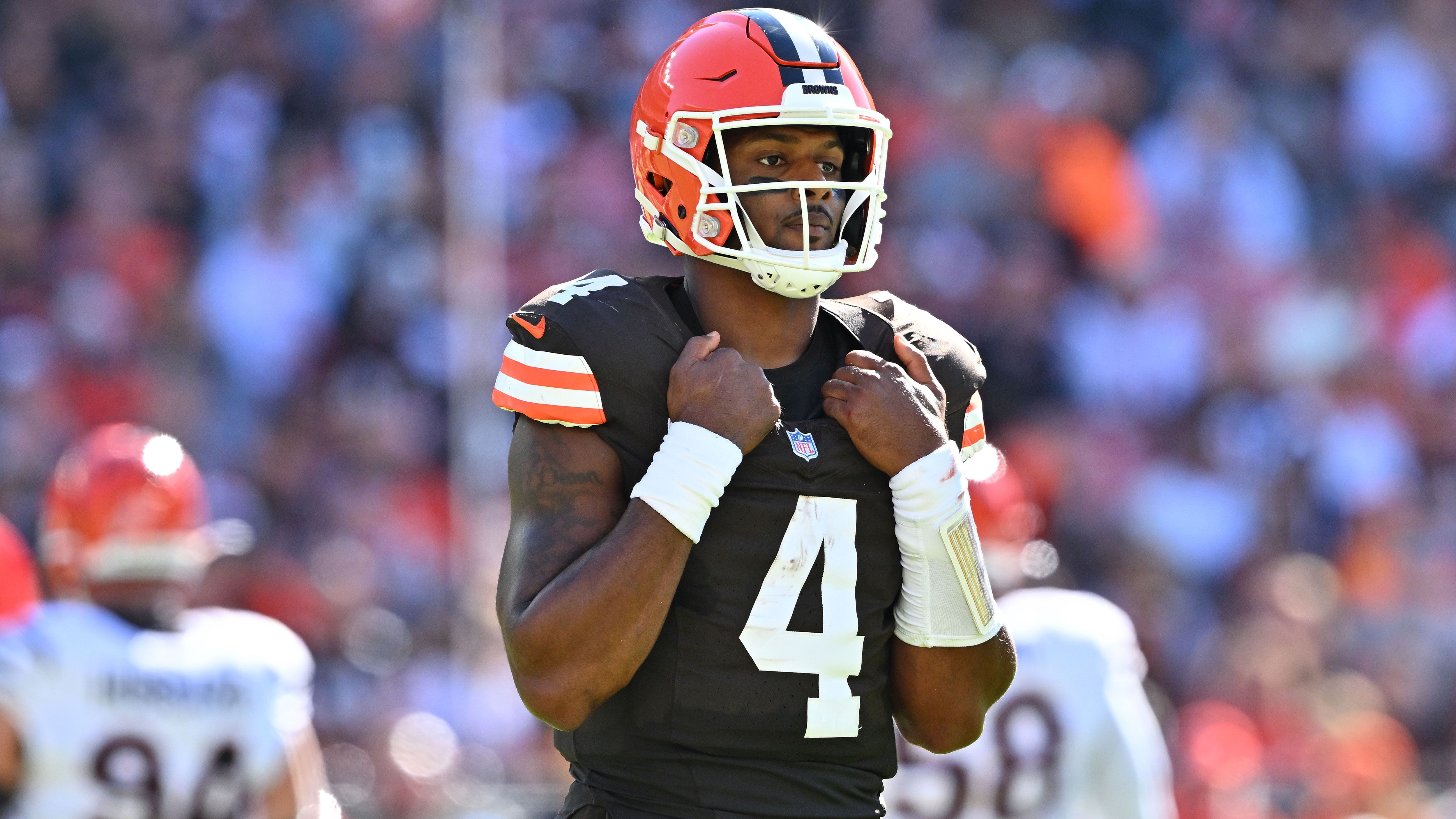 <strong>Cleveland Browns<br></strong>Die Cleveland Browns halten wohl auch 2025 an Deshaun Watson als Quarterback fest. Laut "NFL Network" modifizierten die Browns den Vertrag des Spielmachers, allerdings ohne Anpassung des Gehalts. Stattdessen gehe es um das Management des Vertrags für die Zeit nach 2026. Damit solle Watson signalisiert werden, dass man auch in der kommenden Saison mit ihm plant. Aktuell laboriert er an einem Achillessehnenriss.<br>• Starter: Dorian Thompson-Robinson<br>• Backups: Jameis Winston, Bailey Zappe<br>• Verletzt: Deshaun Watson (im Bild)