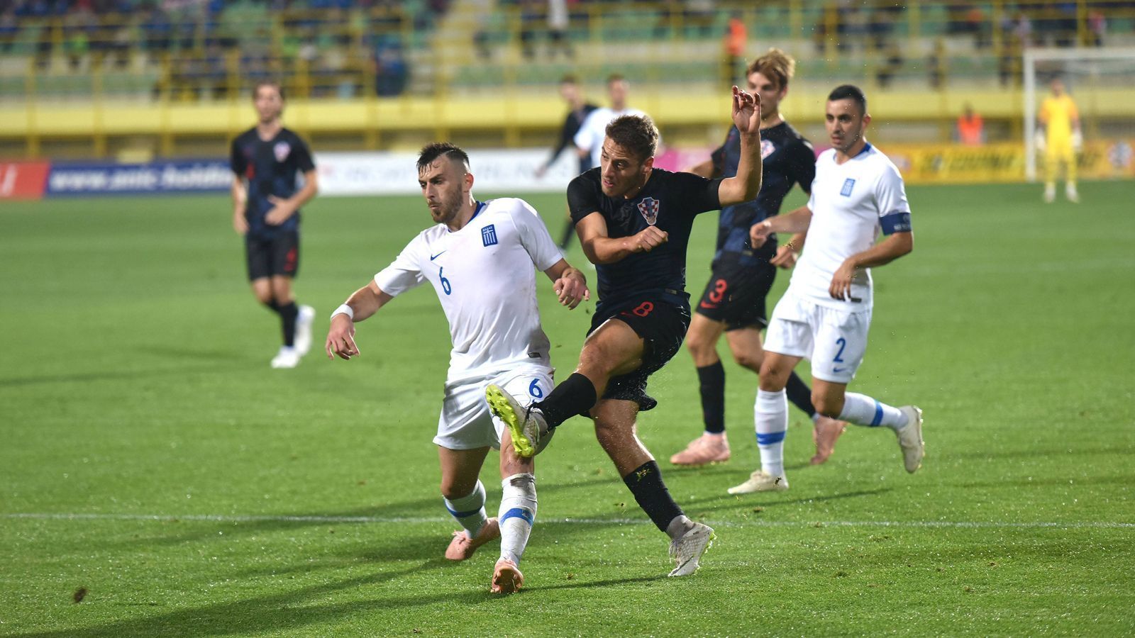 
                <strong>Auswärts drückt der griechische Schuh in der Defensive</strong><br>
                In den zehn Gruppenspielen der letzten EM-Qualifikation ließ die griechische U21 nur fünf Gegentore zu, im Schnitt lediglich 0,5 pro Partie. Aber: Auswärts drückt der Schuh. In den letzten sechs Auswärtsspielen - Pflichtspiele und Testspiele - musste Griechenlands U21 insgesamt zwölf Gegentore hinnehmen, im Schnitt genau zwei pro Partie.
              