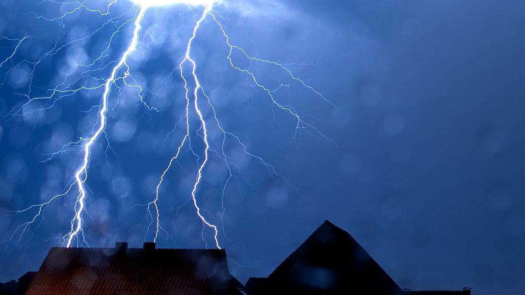 In Dresden ist an der Elbe ein Blitz eingeschlagen, zehn Menschen wurden dabei teilweise schwer verletzt.