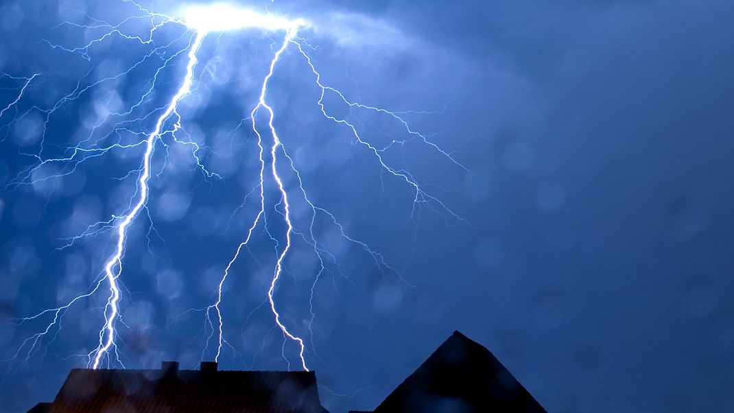 In Dresden ist an der Elbe ein Blitz eingeschlagen, zehn Menschen wurden dabei teilweise schwer verletzt.