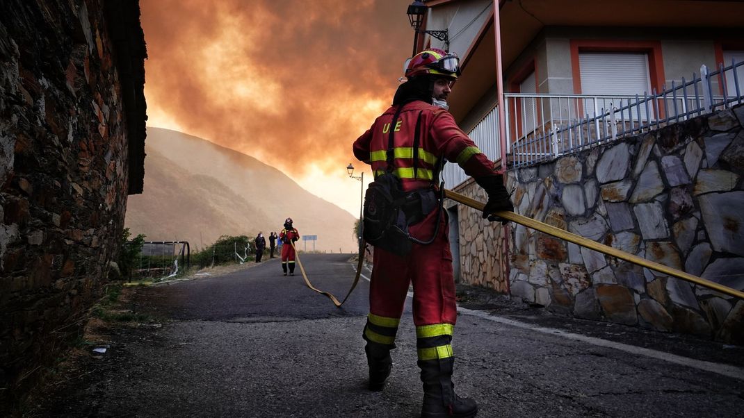 Deutschen Feuerwehrleute riskieren ihr Leben, um Spaniens Flammen zu bändigen.