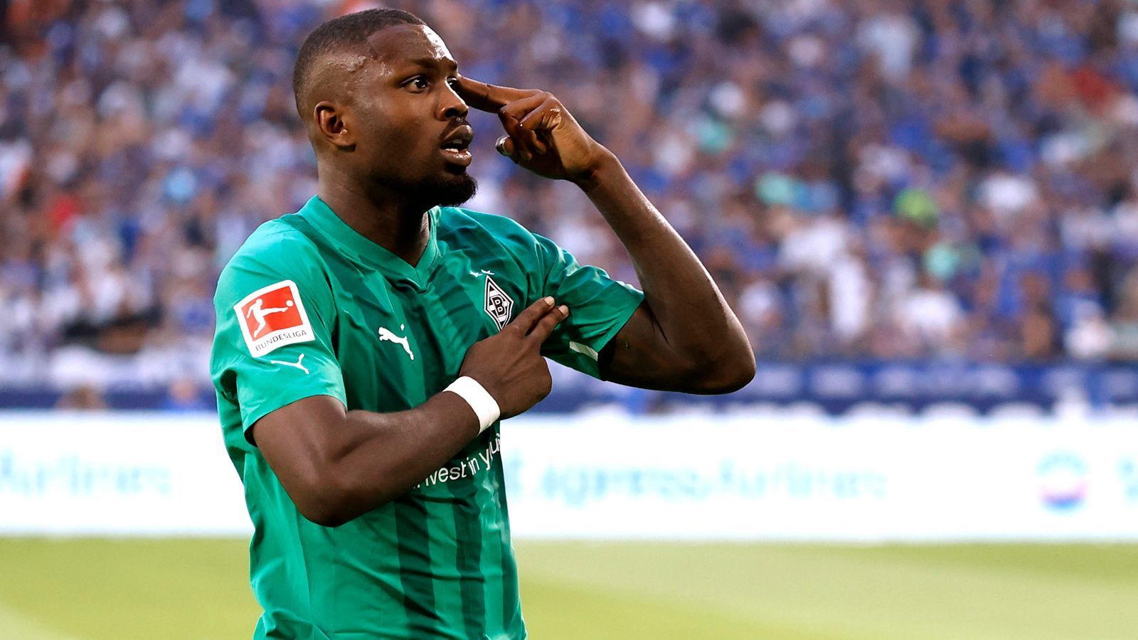 
                <strong>Marcus Thuram (Borussia Mönchengladbach)</strong><br>
                Der Franzose scheint mit dem Kopf voll und ganz bei der Borussia zu sein. Erst legte Thuram beim 1:1 gegen Schalke fein mit der Hacke für Jonas Hofmann auf, anschließend war er der Nutznießer des Missverständnisses zwischen Alex Kral und Alexander Schwolow und netzte zum zwischenzeitlichen 2:1 ein.
              