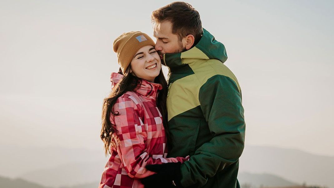 Honig, Quark und Co. helfen gegen spröde Lippen im Winter – weitere Tipps gegen trockene Lippen, lest ihr im Beauty-Artikel.