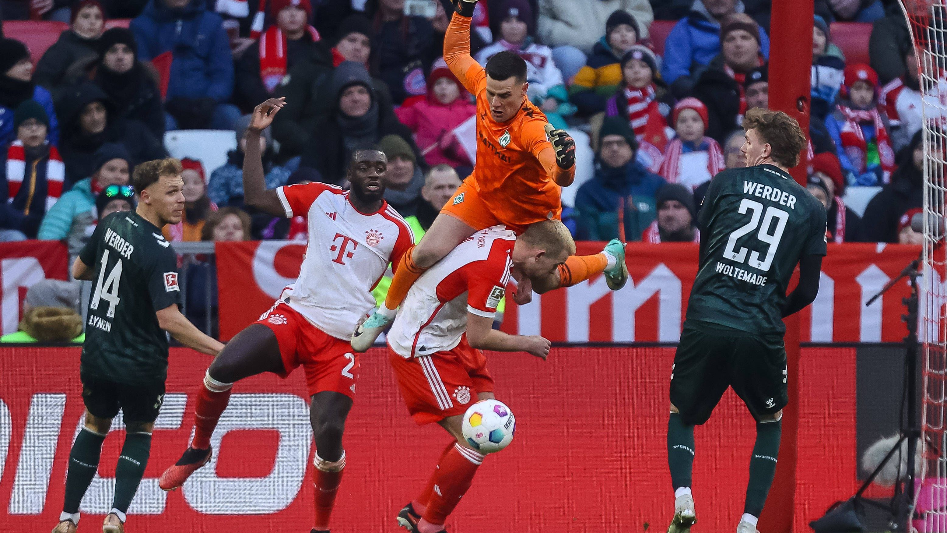 <strong>Dayot Upamecano</strong><br>Ordentliche Leistung des Franzosen, der bester Defensivakteur der Bayern ist. Putzt dank seiner Schnelligkeit gleich mehrfach hinten aus und scheitert vorne nur knapp an Werder-Keeper Zetterer (29.).<br><strong><em>ran</em>-Note: 3</strong>